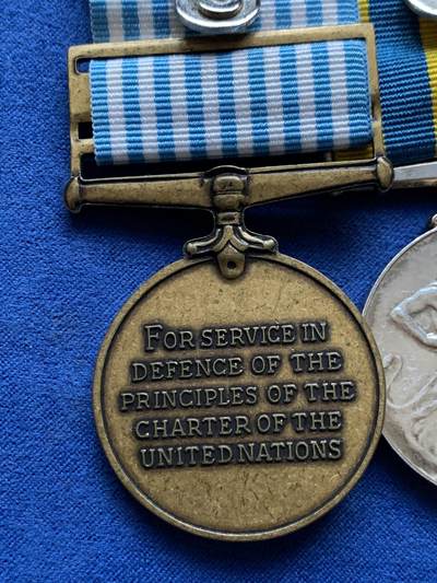 《竞宝斋》第484场 周日，周一，周二 3场连拍 （全场包邮）20级店铺 欢迎送拍 朝鲜战争英军奖章联排，得主为皇家炮兵，带边铭22757034 Gunner H.S. McDines和朝鲜勋条。皇家炮兵的参战人数是最少的部队，发给炮兵的勋章最为稀少。总重84.2克，细节见图。