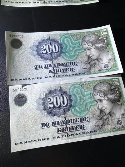 《外钞收藏家》第六百三十一期（五一假期场）（长期征集拍品、欢迎藏友们联系合作） 丹麦浮雕版200克朗 不同签名2张一起 全新UNC 再版
