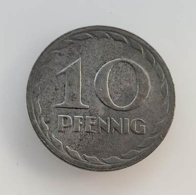 外国优质老铜币纪念币银币专场，周六晚上九点倒数截拍，满百包邮，节前出差在外，5月3日统一发货,可寄存半年，喜欢朋友微信扫描二维码可直接参拍 德国曼海姆市1919年10芬尼紧急货币，一战后物资匮乏、金属短缺，地方发行此类代币维持小额流通。