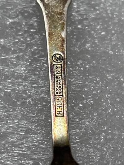 文馨钱币收藏第 302 场，国外回流老铜币，中东阿拉伯地区，拉美等国货币，30 号 1 号二连拍，长期接代拍业务，预计 4 月 4-5 号发货 欧洲回流 20 世纪中期挪威银勺子，含银量 830，重 10.8 克，长度 113.8mm，细节看图