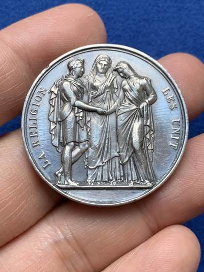 《竞宝斋》第484场 周日，周一，周二 3场连拍 （全场包邮）20级店铺 欢迎送拍 法国婚礼纪念银章，正面刻画由宗教女神见证的新人牵手场景，边缘铭文译“宗教将他们结合”，背面无刻字。直径：36mm，重：22g，神灯边铭。