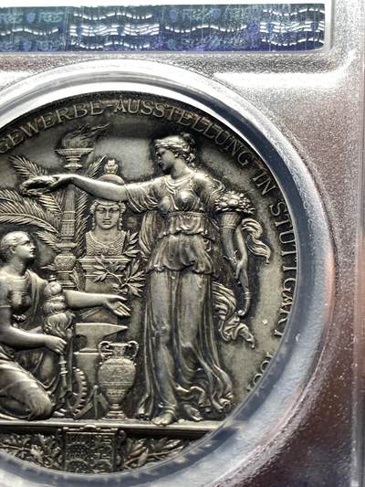 《竞宝斋》第484场 周日，周一，周二 3场连拍 （全场包邮）20级店铺 欢迎送拍 PCGS SP62 德国1881年符腾堡卡尔一世45mm大银章，镜面底板。此章为宫廷雕刻大师卡尔·施文策巅峰代表作，更是19世纪德国人像写实雕刻艺术的高峰。人像中眉骨细节表现尤为震撼，将卡尔一世国王的威严霸气表现得淋漓尽致，值得珍藏。亚军分，更高分仅一枚，评级数仅2枚入盒。加厚盒