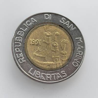 外国优质老铜币纪念币银币专场，周六晚上九点倒数截拍，满百包邮，节前出差在外，5月3日统一发货,可寄存半年，喜欢朋友微信扫描二维码可直接参拍 圣马力诺 1991 年500 里拉双金属币，纪念二战时该国作为 “好客之地” 收容难民的历史，背面为国徽与 “自由” 字样。