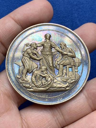 《竞宝斋》第484场 周日，周一，周二 3场连拍 （全场包邮）20级店铺 欢迎送拍 名家名作 法国铁路雇员与工人兄弟会纪念镀金大银章 44克 46.4mm 菱形银标 带盒