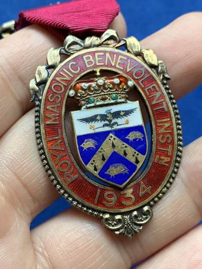 《竞宝斋》第484场 周日，周一，周二 3场连拍 （全场包邮）20级店铺 欢迎送拍 英国1934年皇家共济会慈善机构鎏金珐琅银章，工艺精美，背面有走狮925银标及伦敦狮头银标。总重约20克