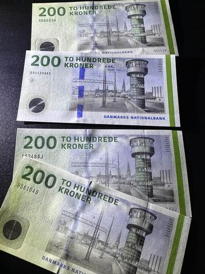 《外钞收藏家》第六百三十一期（五一假期场）（长期征集拍品、欢迎藏友们联系合作） 丹麦桥版200克朗 不同签名版本 4张一起 全新UNC