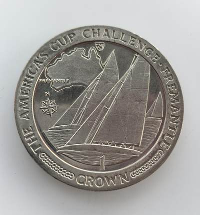 外国优质老铜币纪念币银币专场，周六晚上九点倒数截拍，满百包邮，节前出差在外，5月3日统一发货,可寄存半年，喜欢朋友微信扫描二维码可直接参拍 马恩岛1987年美洲杯帆船赛1克朗纪念币，为纪念在澳大利亚弗里曼特尔举办的美洲杯帆船赛，币面展现了赛事的帆船元素。