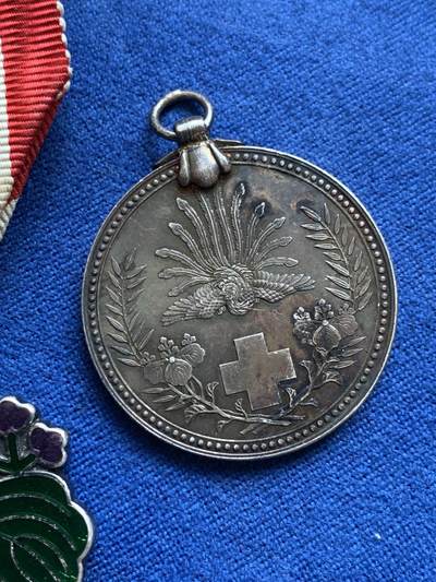 《竞宝斋》第484场 周日，周一，周二 3场连拍 （全场包邮）20级店铺 欢迎送拍 两枚一组 日本勋七等青色桐叶章和日本赤十字章 桐叶章绶带破损 均为银质 总重约30.5g