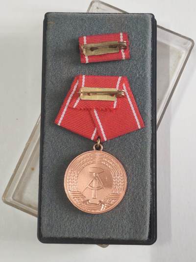 韵星假日军品类拍卖第56期  -- Rimey Holidays Militaria Auction 56 民主德国工人阶级战斗队优异成就奖章带原盒略