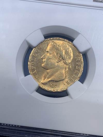 《竞宝斋》第484场 周日，周一，周二 3场连拍 （全场包邮）20级店铺 欢迎送拍 季军分 NGC MS64+ 法国1811年拿破仑一世20法郎金币 流通金币好品难得。正反面图案清晰，压力足，值得收藏。实物金光灿灿，满转光，一级品相，可收藏观赏性也较好。高分拿皇金币一直是外拍的抢手货，国内几乎未见此收藏级品相，64+高分此时拥有即刻毕业。