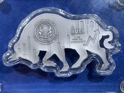 《竞宝斋》第484场 周日，周一，周二 3场连拍 （全场包邮）20级店铺 欢迎送拍 乍得2021年牛与熊系列-牛（象征股市）5000中非法郎高浮雕仿古异形银币 1盎司 999银 发行量2500枚 盒证全（盒即证）