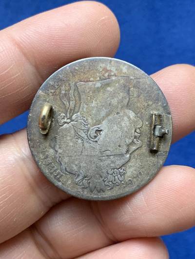 《竞宝斋》第484场 周日，周一，周二 3场连拍 （全场包邮）20级店铺 欢迎送拍 英国1820年乔治四世三花半克朗珐琅彩胸针，12.5克。珐琅彩莹蓝精美，细节很好，别针已去除。