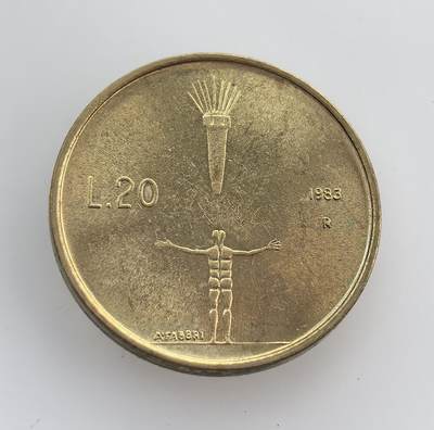 外国优质老铜币纪念币银币专场，周六晚上九点倒数截拍，满百包邮，节前出差在外，5月3日统一发货,可寄存半年，喜欢朋友微信扫描二维码可直接参拍 圣马力诺1983年人形核弹20里拉币，属于核战争威胁主题系列，是当时欧洲反核和平思潮下的纪念流通币。