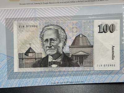 《外钞收藏家》第六百三十一期（五一假期场）（长期征集拍品、欢迎藏友们联系合作） 1996年澳大利亚塑料钞100元 AA冠 +毛线帽100元 2张一起 全新原装册子