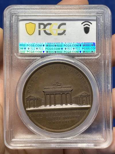 《竞宝斋》第484场 周日，周一，周二 3场连拍 （全场包邮）20级店铺 欢迎送拍 PCGS SP64 亚军分 法国1806年拿破仑进占柏林勃兰登堡门原铸铜章 巴黎造币厂极美巧克力包浆 纪念拿破仑神话版18天攻进柏林 著名的德意志象征细节刻画细腻 珍稀品种 仅一枚65分更高 加厚盒