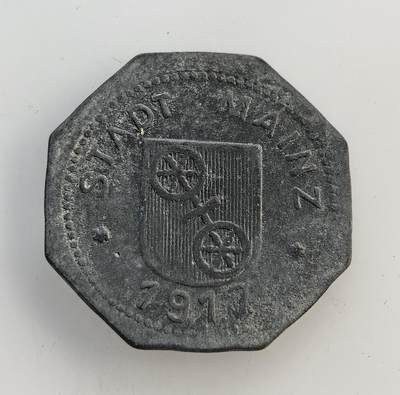 外国优质老铜币纪念币银币专场，周六晚上九点倒数截拍，满百包邮，节前出差在外，5月3日统一发货,可寄存半年，喜欢朋友微信扫描二维码可直接参拍 德国美因茨市1917年5芬尼代用币，一战期间金属短缺，地方发行此类代币，缓解硬币流通不足的困境。