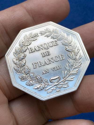 《竞宝斋》第484场 周日，周一，周二 3场连拍 （全场包邮）20级店铺 欢迎送拍 法兰西银行八角银质代币 带925银标 29克 37mm 光边 带盒