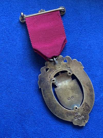 《竞宝斋》第484场 周日，周一，周二 3场连拍 （全场包邮）20级店铺 欢迎送拍 英国1934年皇家共济会慈善机构鎏金珐琅银章，工艺精美，背面有走狮925银标及伦敦狮头银标。总重约20克