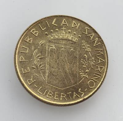 外国优质老铜币纪念币银币专场，周六晚上九点倒数截拍，满百包邮，节前出差在外，5月3日统一发货,可寄存半年，喜欢朋友微信扫描二维码可直接参拍 圣马力诺1981年公牛200 里拉 FAO 纪念币，以公牛象征农业，为联合国粮农组织系列币，传递重视粮食生产的理念。