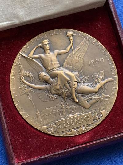 《竞宝斋》第484场 周日，周一，周二 3场连拍 （全场包邮）20级店铺 欢迎送拍 1900年法国巴黎世博会纪念大铜章 105.5克 63.5mm 丰饶角铜标 好品 带原盒