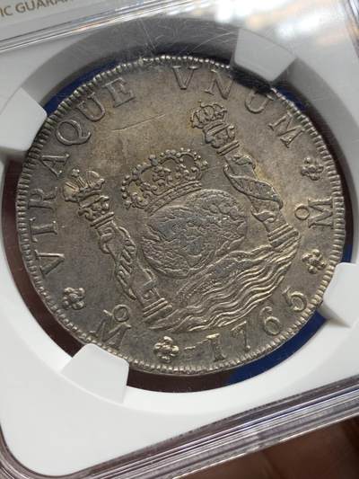 《竞宝斋》第484场 周日，周一，周二 3场连拍 （全场包邮）20级店铺 欢迎送拍 NGC AU53 西属墨西哥1765年卡洛斯三世地球双柱 老包浆 地球上有先天币胚缺陷 不像划痕