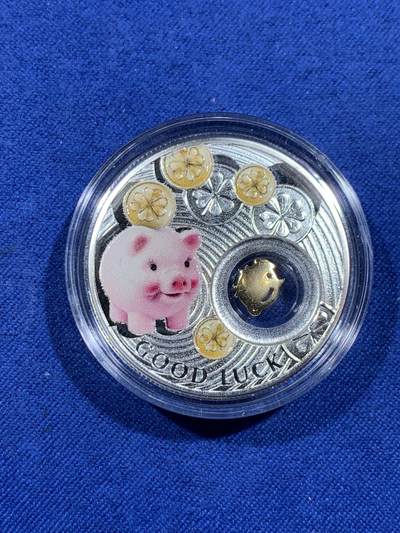 《竞宝斋》第484场 周日，周一，周二 3场连拍 （全场包邮）20级店铺 欢迎送拍 纽埃2014年幸运钱系列-小猪1元彩色镶嵌镀金镂空银猪精制银币 14.14克 999银 发行量3333枚 带证