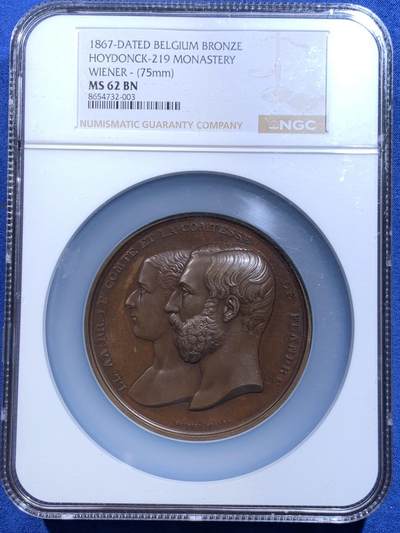 《竞宝斋》第484场 周日，周一，周二 3场连拍 （全场包邮）20级店铺 欢迎送拍 NGC MS62 1867年原铸比利时王子菲利普王室主题婚礼纪念超大铜章，顶级章牌师 Wienner制造雕刻，该章是由比利时王室委托Wiener工坊铸造，仅用于馈赠王室成员，外交使节及贵族，是重要王室纪念章牌。双面高浮雕，正面菲利普与玛丽，背面五位丘比特天使，分别象征爱情、祝福、丰收等寓意，顶部天使手持花环加冕文章。直径75mm 加大盒+超厚盒，重181g