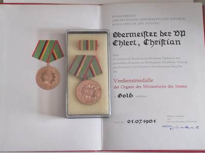 韵星假日军品类拍卖第56期  -- Rimey Holidays Militaria Auction 56 民主德国铜级内务部功绩奖章带证带原盒略