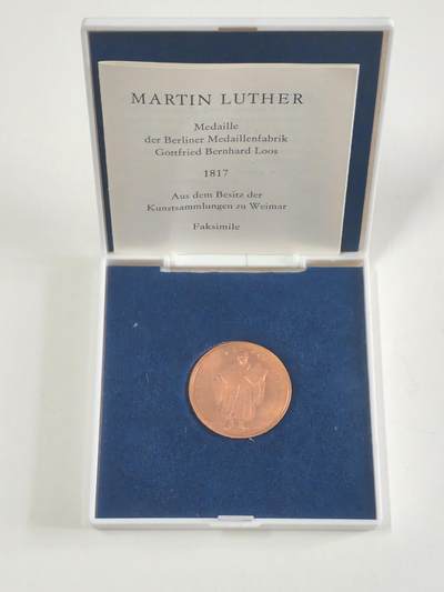 韵星假日军品类拍卖第56期  -- Rimey Holidays Militaria Auction 56 民主德国马丁路德奖章 带原证书原盒 好品 纪念伟大宗教改革领袖 翡翠少见