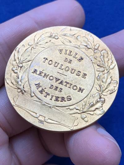 《竞宝斋》第484场 周日，周一，周二 3场连拍 （全场包邮）20级店铺 欢迎送拍 法国图卢兹市行业复兴纪念镀金铜章 30.5克 41.1mm 三角铜标