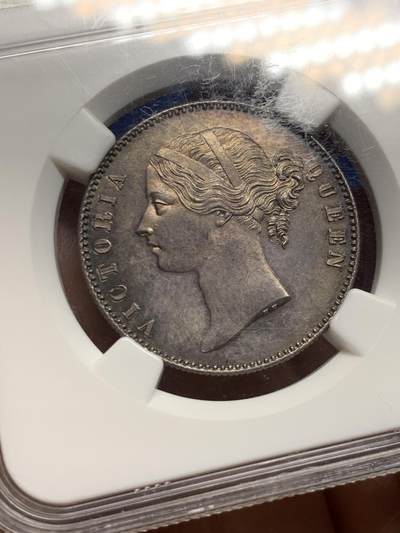 《竞宝斋》第484场 周日，周一，周二 3场连拍 （全场包邮）20级店铺 欢迎送拍 NGC MS62 英属东印度公司1840年发行的维多利亚女王像1卢比银币 。原味包浆，极致深打，发丝极美，眉骨轮廓清晰。来自Frank G. Laiacona，带原始标签，传承有序，值得珍藏。