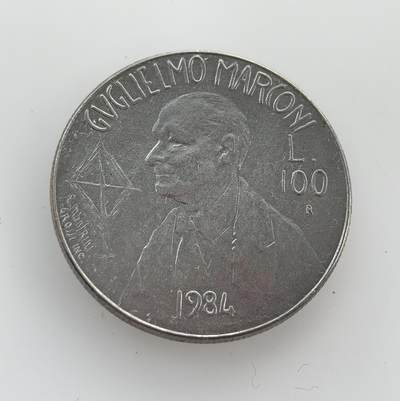 外国优质老铜币纪念币银币专场，周六晚上九点倒数截拍，满百包邮，节前出差在外，5月3日统一发货,可寄存半年，喜欢朋友微信扫描二维码可直接参拍 圣马力诺1984年无线电发明家马可尼100 里拉纪念币，纪念无线电发明家马可尼诞辰 110 周年，正面为圣马力诺三塔国徽。