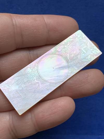 《竞宝斋》第484场 周日，周一，周二 3场连拍 （全场包邮）20级店铺 欢迎送拍 清代方型螺钿筹码，清工匠手工精雕出口至欧美贵族的贝母制品，东方韵味，珠光玉润，雕刻精美，4.9克，58.6*20.3mm。