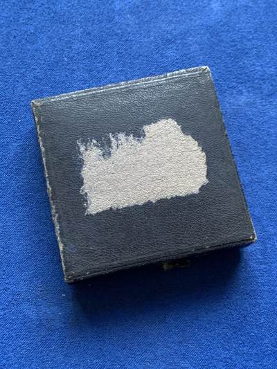 《竞宝斋》第484场 周日，周一，周二 3场连拍 （全场包邮）20级店铺 欢迎送拍 法国战争部长颁发银质纪念章 23克 35.6mm 丰饶角1银标 带盒