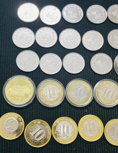 文馨钱币收藏第 303 场，【五一钱币荟，收藏盛宴】长期接代拍业务 全新中华人民共和国 生肖，事件，人物各种纪念币一元，五元，十元一组 38 枚