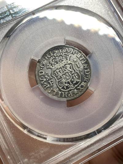 《竞宝斋》第484场 周日，周一，周二 3场连拍 （全场包邮）20级店铺 欢迎送拍 PCGS VFD 1736年墨西哥地球双柱1里亚尔银币 菲利普五世时期打制，双柱地球/西班牙国徽。Mo/M，墨西哥城打制，1736少见早期年份！状态如图，Ｐ盒VF98小面值不好保存，整体图案文字相对不错！