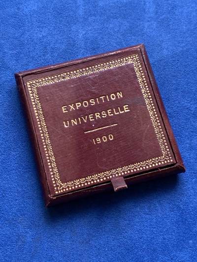 《竞宝斋》第484场 周日，周一，周二 3场连拍 （全场包邮）20级店铺 欢迎送拍 1900年法国巴黎世博会纪念大铜章 105.5克 63.5mm 丰饶角铜标 好品 带原盒