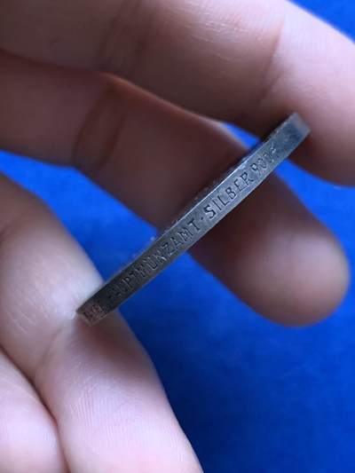 《竞宝斋》第484场 周日，周一，周二 3场连拍 （全场包邮）20级店铺 欢迎送拍 德国1927年兴登堡80寿辰纪念5马克币型银章 五彩包浆 24.7克