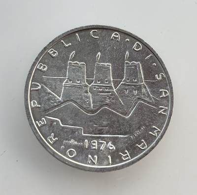 外国优质老铜币纪念币银币专场，周六晚上九点倒数截拍，满百包邮，节前出差在外，5月3日统一发货,可寄存半年，喜欢朋友微信扫描二维码可直接参拍 圣马力诺1976年5里拉 FAO 主题币，以拥抱象征互助反饥饿，正面为蒂塔诺山三塔，属该国战后主题系列流通币。