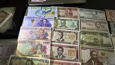 《外钞收藏家》第六百三十一期（五一假期场）（长期征集拍品、欢迎藏友们联系合作） 塞拉利郎、利比里亚、肯尼亚、纳米比亚等国家一起 25张一起 基本都是全新 个别有小瑕疵