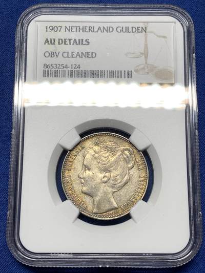 《竞宝斋》第484场 周日，周一，周二 3场连拍 （全场包邮）20级店铺 欢迎送拍 NGC AUD 荷兰1907年威廉敏娜少女头一盾银币，包浆很不错，尤其背面带五彩包浆，个人感觉严评了