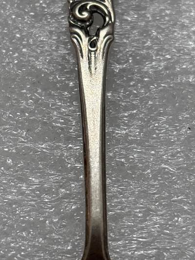 文馨钱币收藏第 302 场，国外回流老铜币，中东阿拉伯地区，拉美等国货币，30 号 1 号二连拍，长期接代拍业务，预计 4 月 4-5 号发货 欧洲回流 20 世纪中期挪威银勺子，含银量 830，重 10.8 克，长度 113.8mm，细节看图