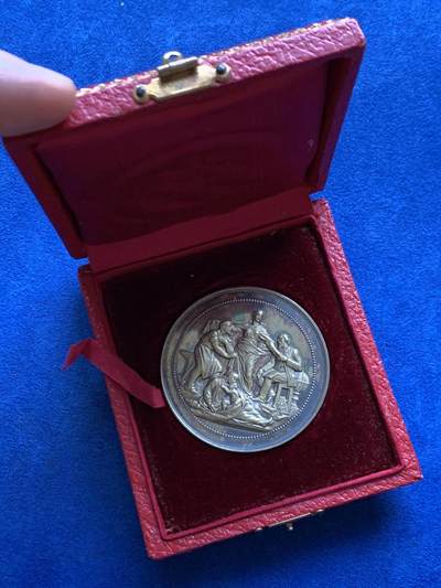 《竞宝斋》第484场 周日，周一，周二 3场连拍 （全场包邮）20级店铺 欢迎送拍 名家名作 法国铁路雇员与工人兄弟会纪念镀金大银章 44克 46.4mm 菱形银标 带盒