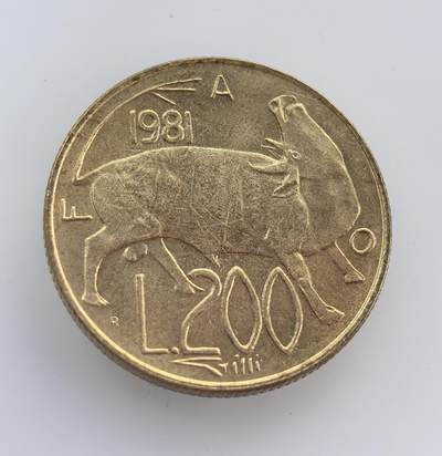 外国优质老铜币纪念币银币专场，周六晚上九点倒数截拍，满百包邮，节前出差在外，5月3日统一发货,可寄存半年，喜欢朋友微信扫描二维码可直接参拍 圣马力诺1981年公牛200 里拉 FAO 纪念币，以公牛象征农业，为联合国粮农组织系列币，传递重视粮食生产的理念。