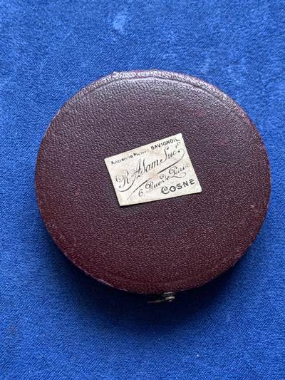 《竞宝斋》第484场 周日，周一，周二 3场连拍 （全场包邮）20级店铺 欢迎送拍 1907年法国科讷博览会纪念铜章 85克 56.5mm 三角铜标 带盒