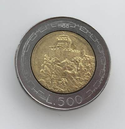 外国优质老铜币纪念币银币专场，周六晚上九点倒数截拍，满百包邮，节前出差在外，5月3日统一发货,可寄存半年，喜欢朋友微信扫描二维码可直接参拍 圣马力诺 1988 年 500 里拉双金属流通币，正面为标志性城堡，背面为国徽，是该国当时的法定流通货币