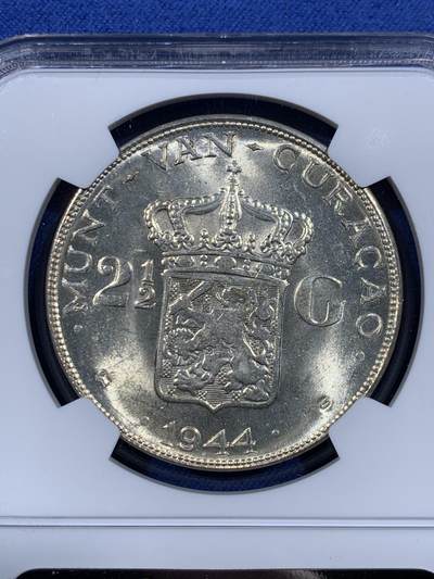 《竞宝斋》第484场 周日，周一，周二 3场连拍 （全场包邮）20级店铺 欢迎送拍 NGC MS65 荷属库拉索 1944年 2.5盾银币 黄油彩 高分