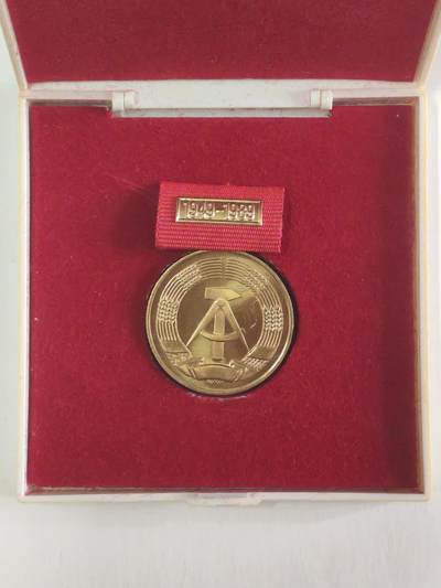 韵星假日军品类拍卖第56期  -- Rimey Holidays Militaria Auction 56 民主德国成立四十周年纪念奖章带原盒