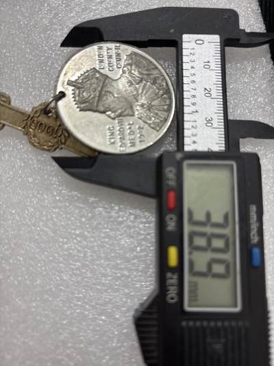 文馨钱币收藏第 302 场，国外回流老铜币，中东阿拉伯地区，拉美等国货币，30 号 1 号二连拍，长期接代拍业务，预计 4 月 4-5 号发货 近乎未使用，1902年英国爱德华七世加冕纪念章，高浮雕工艺，详情看图