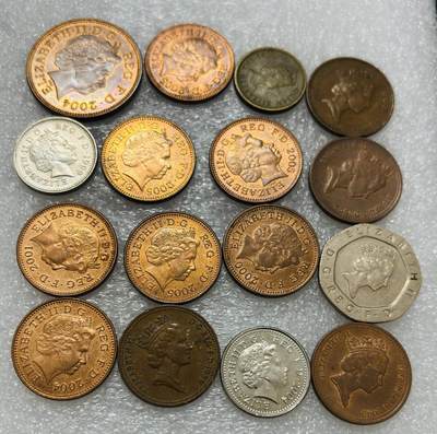 文馨钱币收藏第 302 场，国外回流老铜币，中东阿拉伯地区，拉美等国货币，30 号 1 号二连拍，长期接代拍业务，预计 4 月 4-5 号发货 英国女王头像 16 枚，几乎都是极美品